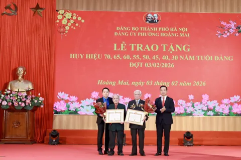 Phường Hoàng Mai kỷ niệm 96 năm ngày thành lập Đảng và trao Huy hiệu Đảng cho 83 đảng viên