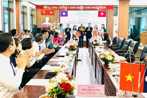 Hà Nội trao Chứng chỉ đào tạo cho Đoàn giáo viên dạy nghề Thủ đô Viêng Chăn