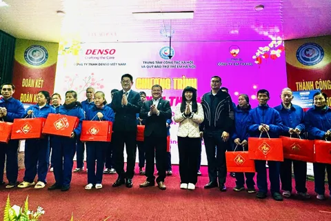 Trao tặng quà “Tết yêu thương” cho các đối tượng yếu thế tại Hà Nội