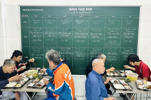 Đảm bảo dinh dưỡng phục hồi sức khỏe cho người lang thang