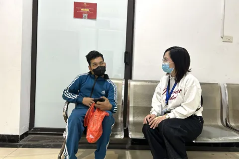 Hai thành viên nữ Đội Trật tự xã hội lưu động thầm lặng vì người yếu thế