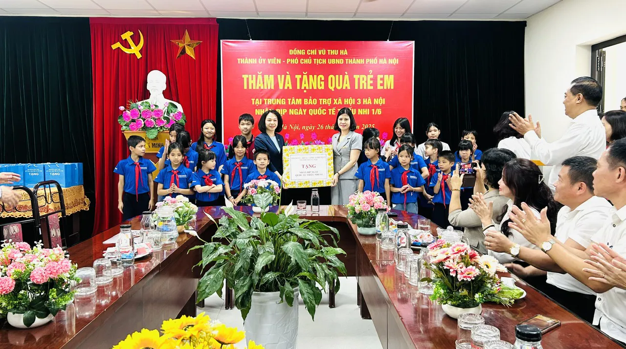 Phó Chủ tịch UBND TP Hà Nội Vũ Thu Hà thăm và tặng quà trẻ em tại Trung tâm Bảo trợ xã hội 3