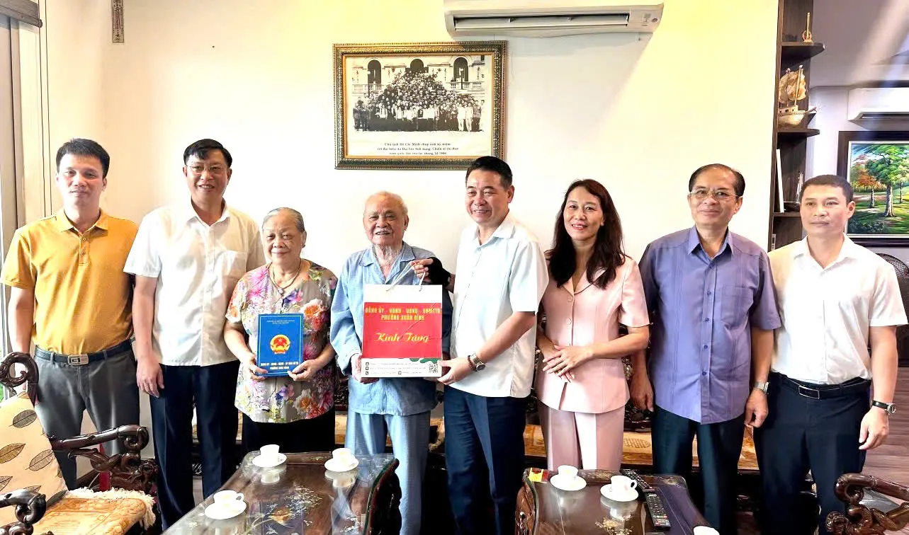 Phường Xuân Đỉnh thăm, tặng quà người có công tiêu biểu, gia đình chính sách