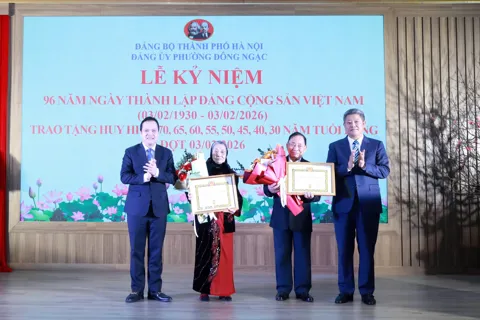 Phó Chủ tịch UBND TP Hà Nội Nguyễn Mạnh Quyền trao Huy hiệu Đảng tại phường Đông Ngạc