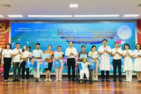 Hà Nội: Trung thu yêu thương cho trẻ em nằm viện