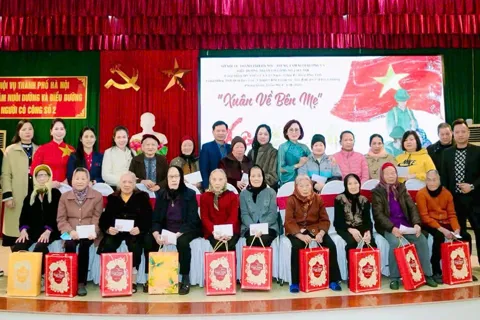 Hà Nội trao tặng trên 2,7 triệu suất quà Tết cho các đối tượng chính sách