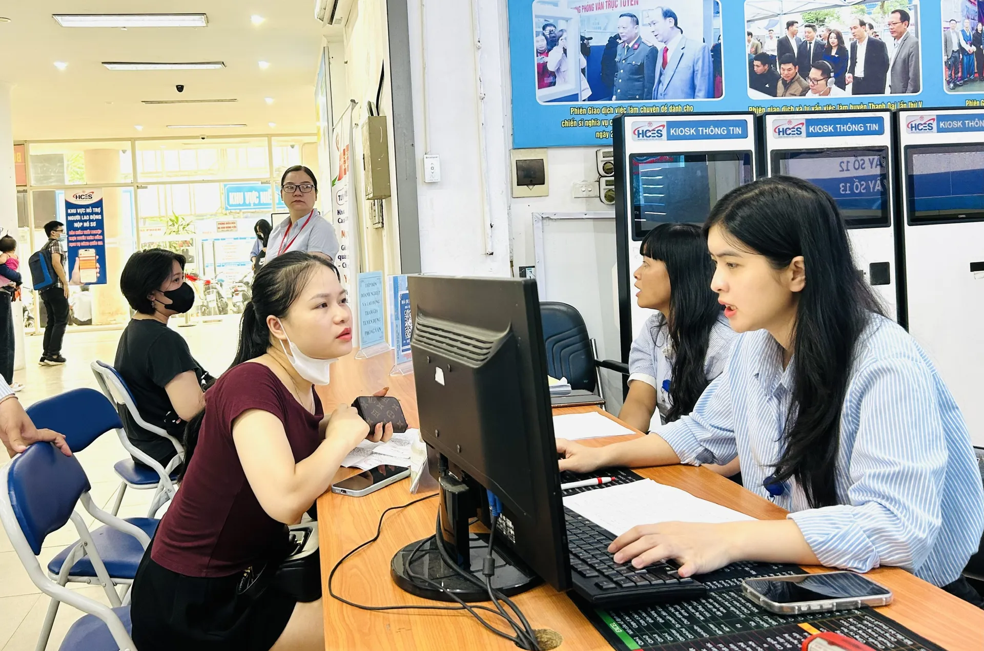 Các doanh nghiệp đang cần tuyển dụng gấp nhiều người lao động