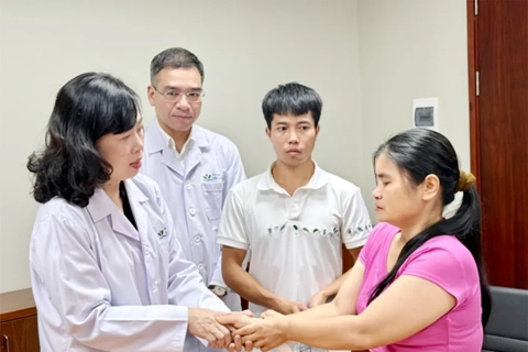 Vụ "bệnh viện yêu cầu đủ tiền mới cấp cứu": đình chỉ một số nhân viên để xác minh, làm rõ
