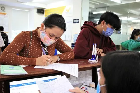 Doanh nghiệp nợ đóng BHXH, người lao động có tự mua bảo hiểm y tế được không?