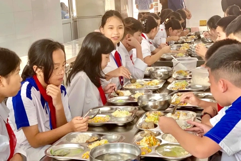Tổ chức bữa ăn bán trú cho học sinh các trường trên địa bàn Hà Nội