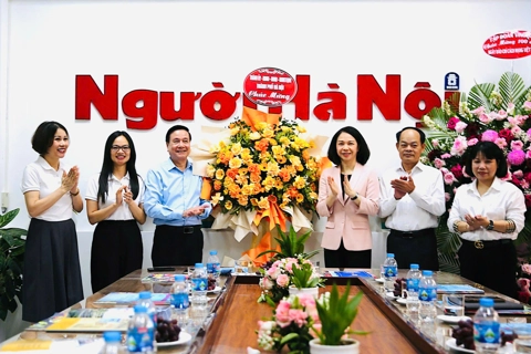 Phó Chủ tịch UBND TP Hà Nội Vũ Thu Hà chúc mừng Tạp chí Người Hà Nội, Báo Lao động Thủ đô