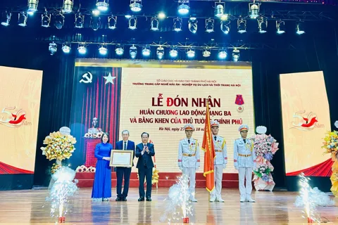 Trường Trung cấp nghề Nấu ăn – Nghiệp vụ Du lịch và Thời trang Hà Nội đón nhận Huân chương Lao động hạng Ba