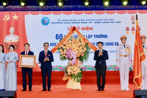Trường Cao đẳng Điện tử - Điện lạnh Hà Nội đón nhận Huân chương Lao động hạng Ba