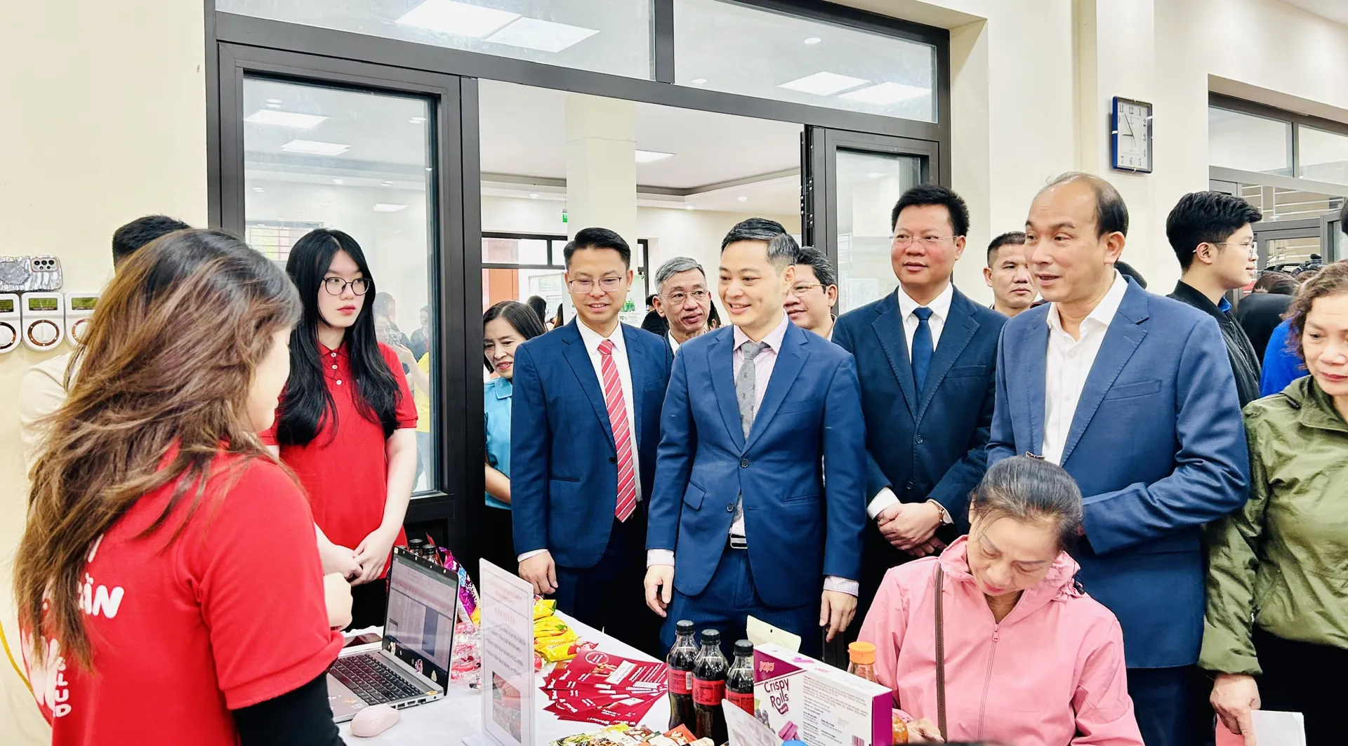 Sôi động Ngày hội việc làm phường Phú Thượng với gần 1.500 chỉ tiêu, lương cao