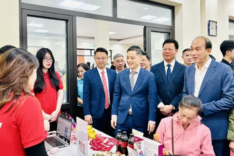 Sôi động Ngày hội việc làm phường Phú Thượng với gần 1.500 chỉ tiêu, lương cao