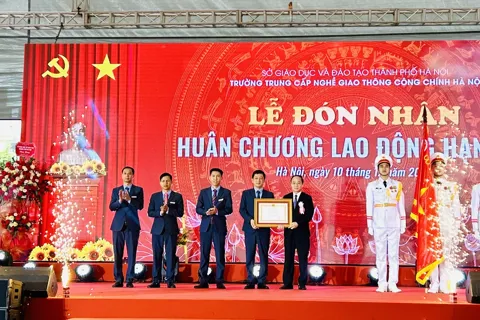 Trường Trung cấp nghề Giao thông công chính Hà Nội đón nhận Huân chương Lao động hạng Ba