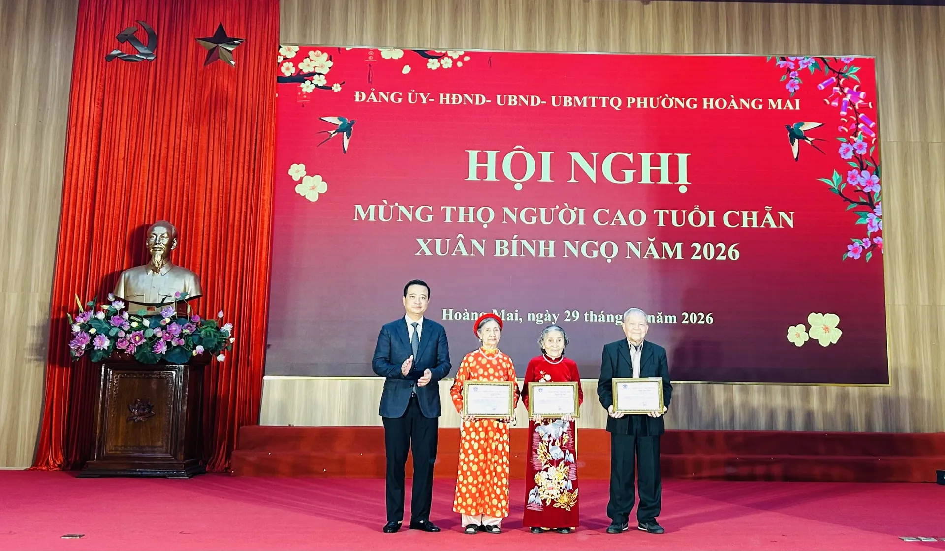 Phường Hoàng Mai mừng thọ gần 1.400 người cao tuổi dịp Xuân Bính Ngọ 2026