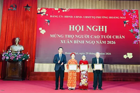 Phường Hoàng Mai mừng thọ gần 1.400 người cao tuổi dịp Xuân Bính Ngọ 2026