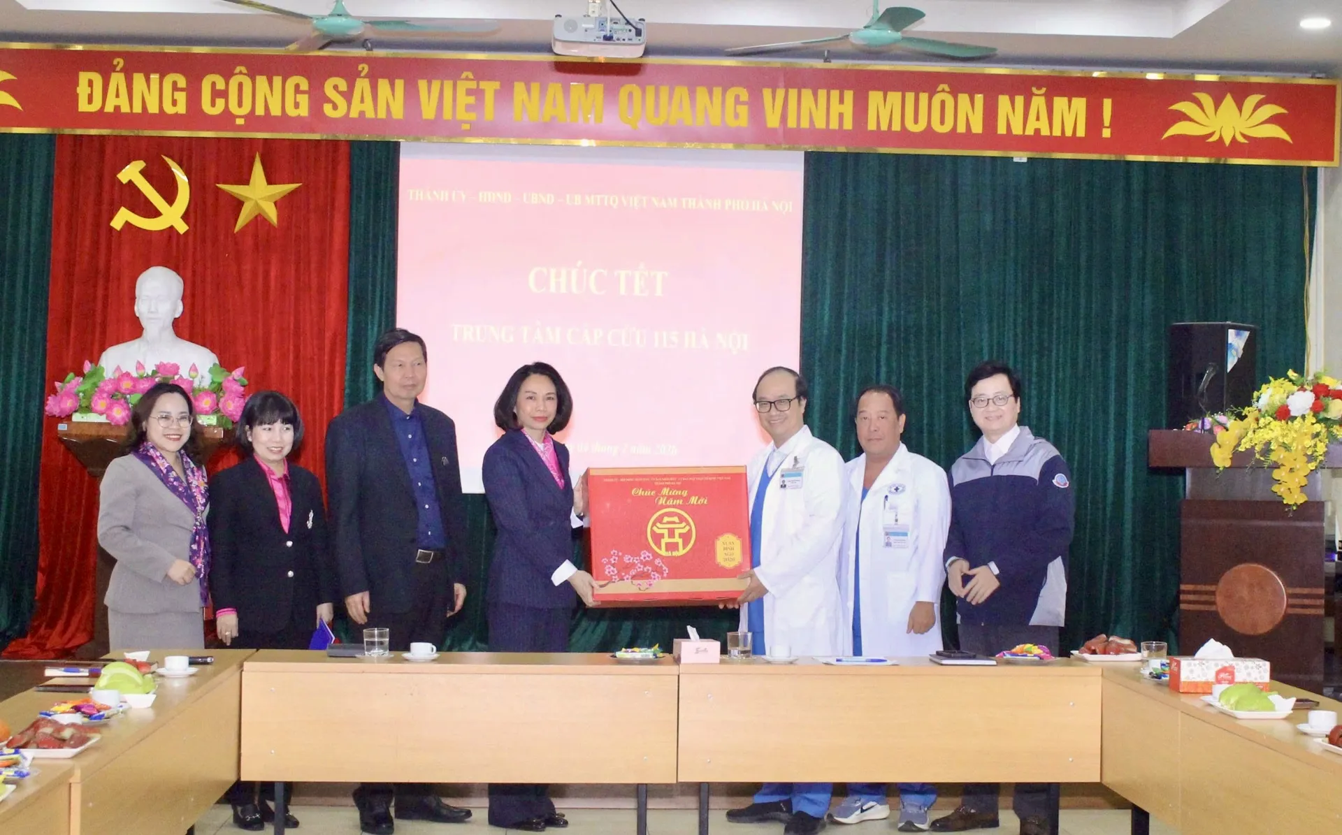 Phó Chủ tịch UBND Thành phố Vũ Thu Hà thăm, chúc Tết Trung tâm Cấp cứu 115