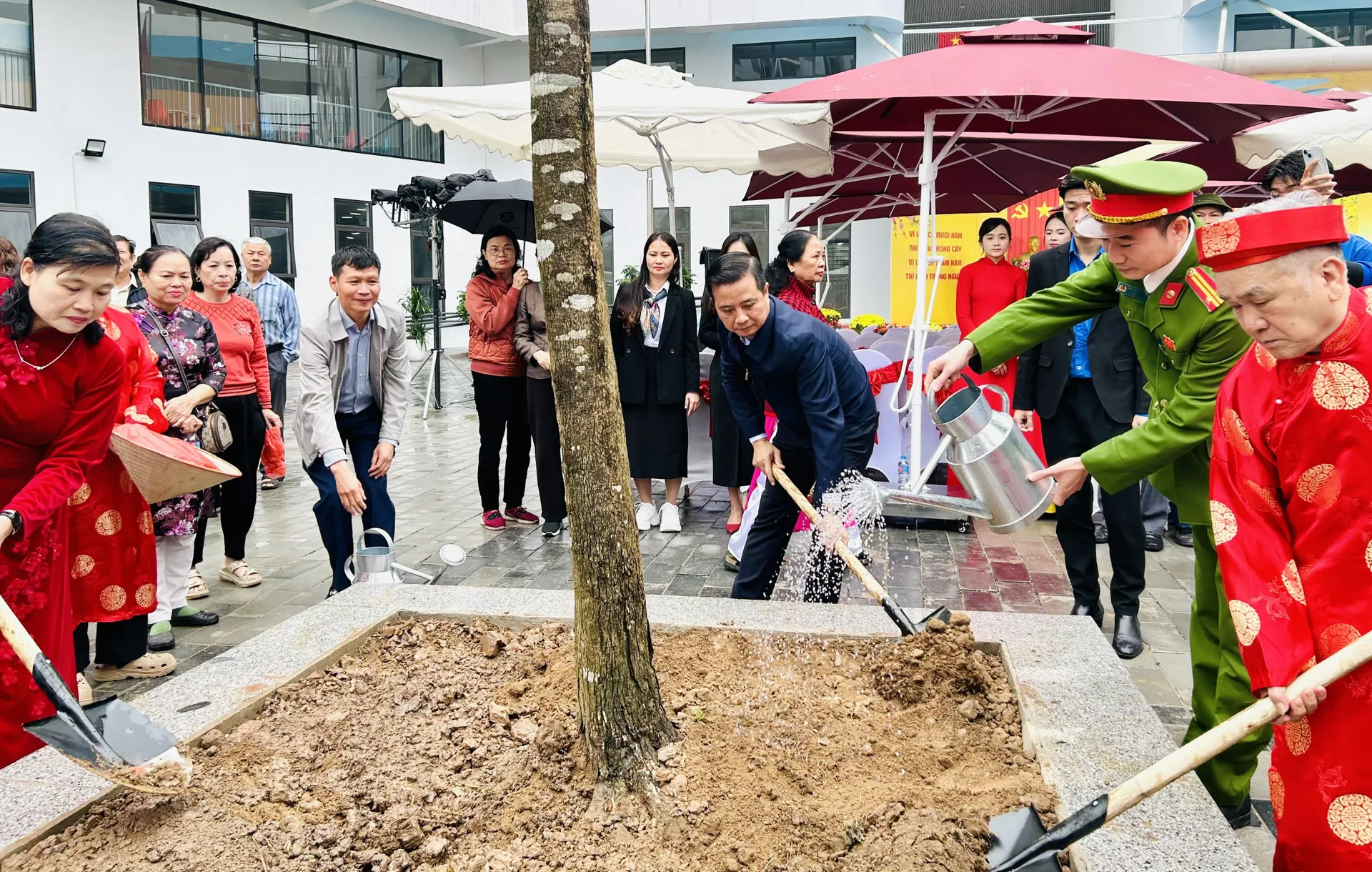 Phường Hoàng Mai trồng cây xanh vì một đô thị bền vững và đáng sống