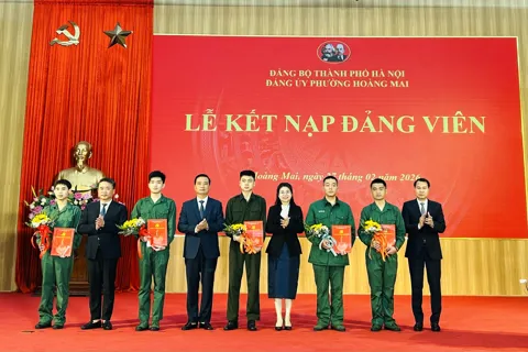 Phường Hoàng Mai kết nạp Đảng cho 5 thanh niên ưu tú trước ngày lên đường nhập ngũ năm 2026