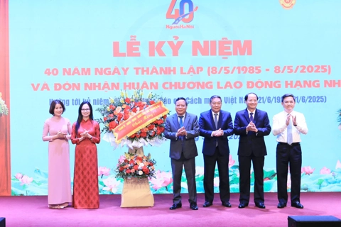 Tạp chí Người Hà Nội đón nhận Huân chương Lao động hạng Nhì