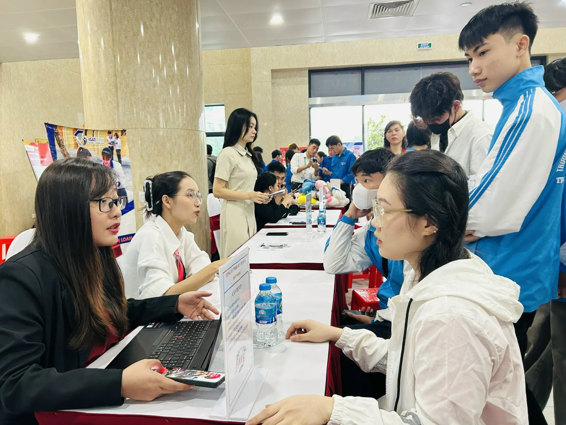 Việc làm cuối năm: lương cao, đa dạng ngành nghề 