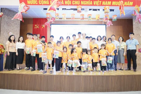 Mang Trung thu ấm áp đến Làng Trẻ em Birla Hà Nội và Làng Trẻ em SOS Hà Nội