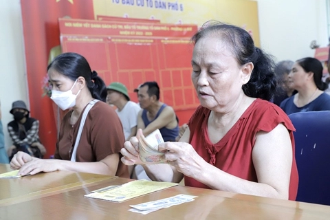 Đủ tuổi nghỉ hưu nhưng chưa đủ thời gian đóng BHXH có được tiếp tục thực hiện hợp đồng lao động?