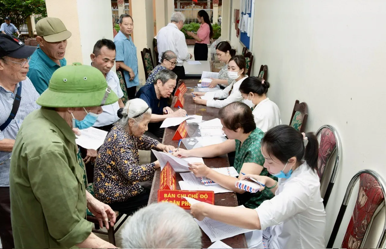 Hà Nội chi trả kịp thời trợ cấp cho trên 77.000 người có công và thân nhân
