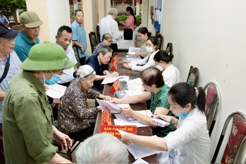 Hà Nội chi trả kịp thời trợ cấp cho trên 77.000 người có công và thân nhân
