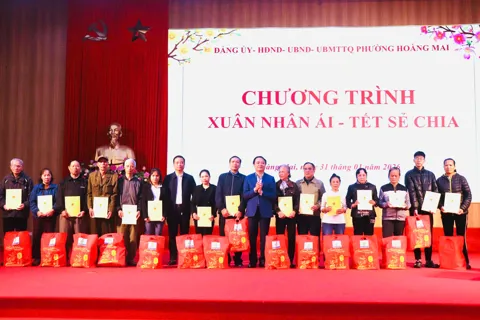 Phường Hoàng Mai tặng 650 suất quà cho các hộ gia đình khó khăn dịp Tết Bính Ngọ 2026
