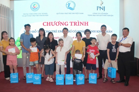 Tặng quà cho 30 trẻ em tự kỷ có hoàn cảnh khó khăn trên địa bàn Hà Nội