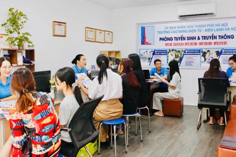 Nhiều phụ huynh, học sinh đăng ký xét tuyển Chương trình 9+