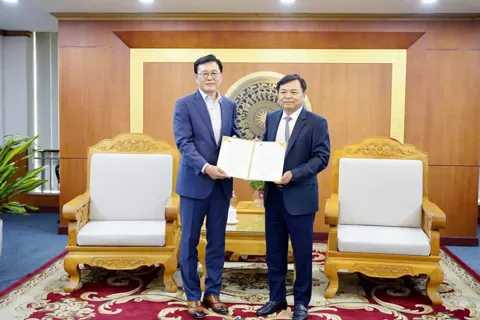 Bộ Nông nghiệp và Môi trường tiếp nhận 110 triệu won cứu trợ tỉnh Đắk Lắk