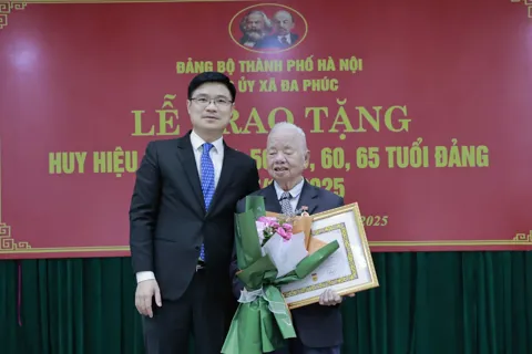 Xã Đa Phúc có 36 đảng viên được trao tặng Huy hiệu Đảng đợt 7/11