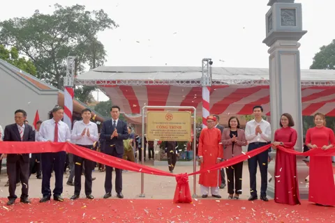 Xã Nội Bài: gắn biển hai di tích chào mừng Đại hội Đảng toàn quốc lần thứ XIV