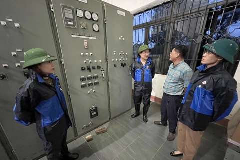 Bí thư, Chủ tịch xã Đa Phúc đi kiểm tra công tác phòng, chống bão số 3