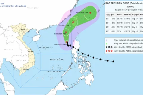 Bão số 14 chưa suy yếu, biển vẫn động dữ dội