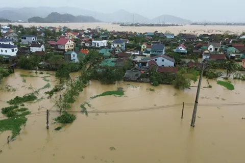 Ứng phó khẩn cấp hàng loạt sự cố đê điều