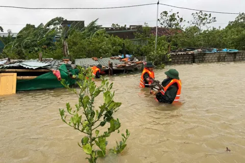 Mưa lũ tiếp tục hoành hành, người dân cần làm gì để bảo đảm an toàn