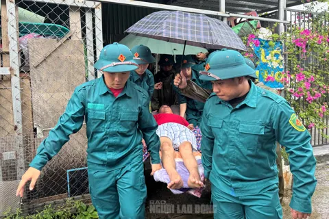 Sơ tán dân, dự trữ nhu yếu phẩm ứng phó mưa lũ sau bão số 12