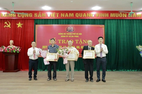 Xã Đa Phúc: 66 đảng viên được nhận Huy hiệu Đảng đợt 2/9