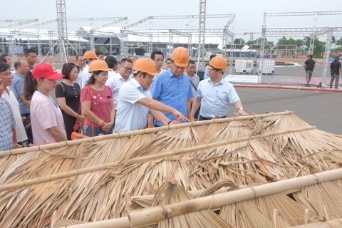 Phó Chủ tịch UBND TP Nguyễn Mạnh Quyền kiểm tra công tác trưng bày Triển lãm Không gian truyền thống và sáng tạo Hà Nội năm 2025