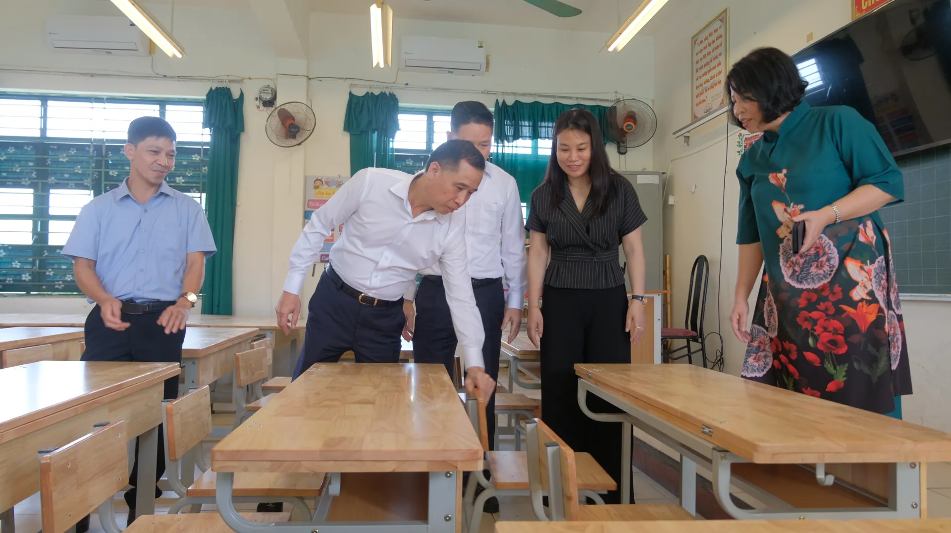 Taseco tài trợ 1.000 bộ bàn ghế cho học sinh xã Nội Bài