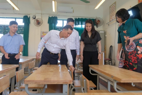Taseco tài trợ 1.000 bộ bàn ghế cho học sinh xã Nội Bài