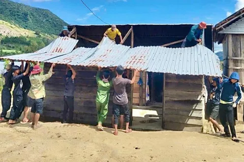 Hoàn thành xây dựng lại hơn 480 ngôi nhà bị sập, đổ cho bà con vùng lũ