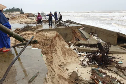 Bão số 13 đe doạ an toàn đê biển miền Trung, 8 tỉnh thành sẵn sàng ứng phó