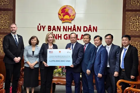 Hoa Kỳ viện trợ 1,25 triệu USD cho đồng bào vùng lũ miền Trung