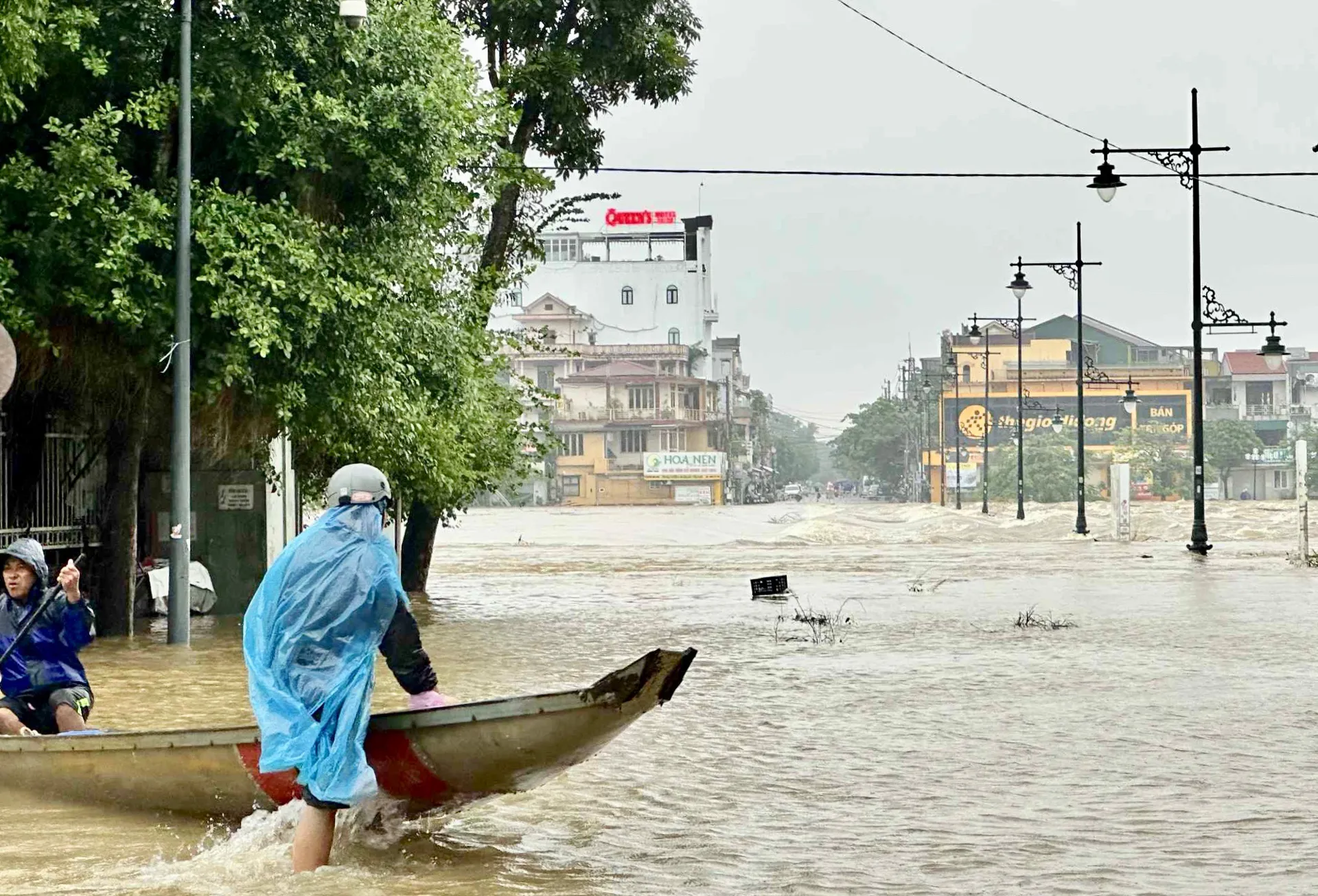 Ứng phó lũ đặc biệt lớn trên các sông tại Huế, Đà Nẵng